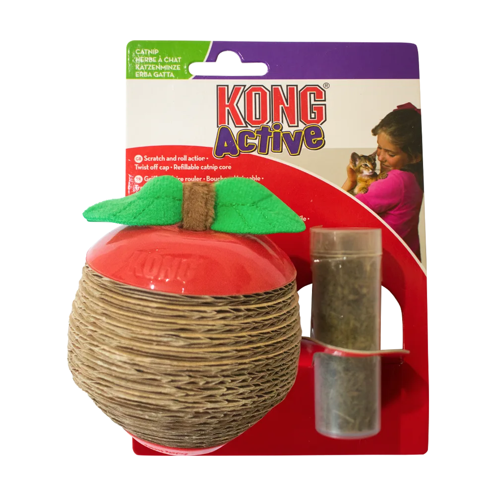 Pelota Kong Active Cat con forma de manzana hecha de cartón corrugado en su empaque original color rojo con detalles blancos acompañada de un tubo de catnip de regalo 