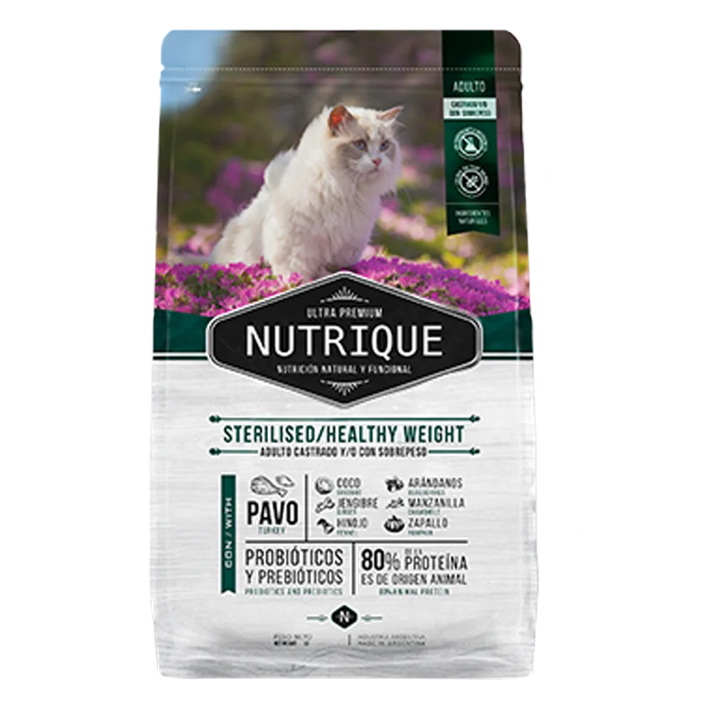 Bolsa blanca con una foto artística de un gato persa en la portada de alimento para gatos esterilizados o con sobre peso Nutrique Gato Esterilizado