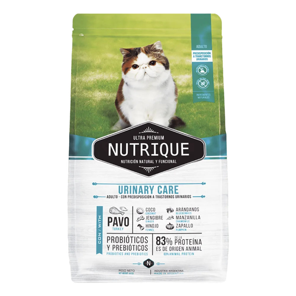 Bolsa de alimento Nutrique Gato Urinary. Es de color blanco y tiene una foto en la parte superior de un gato blanco con detalles marrones sobre pasto. La bolsa tiene detalles verdes y el logo de Nutrique sobre un fondo blanco al medio.