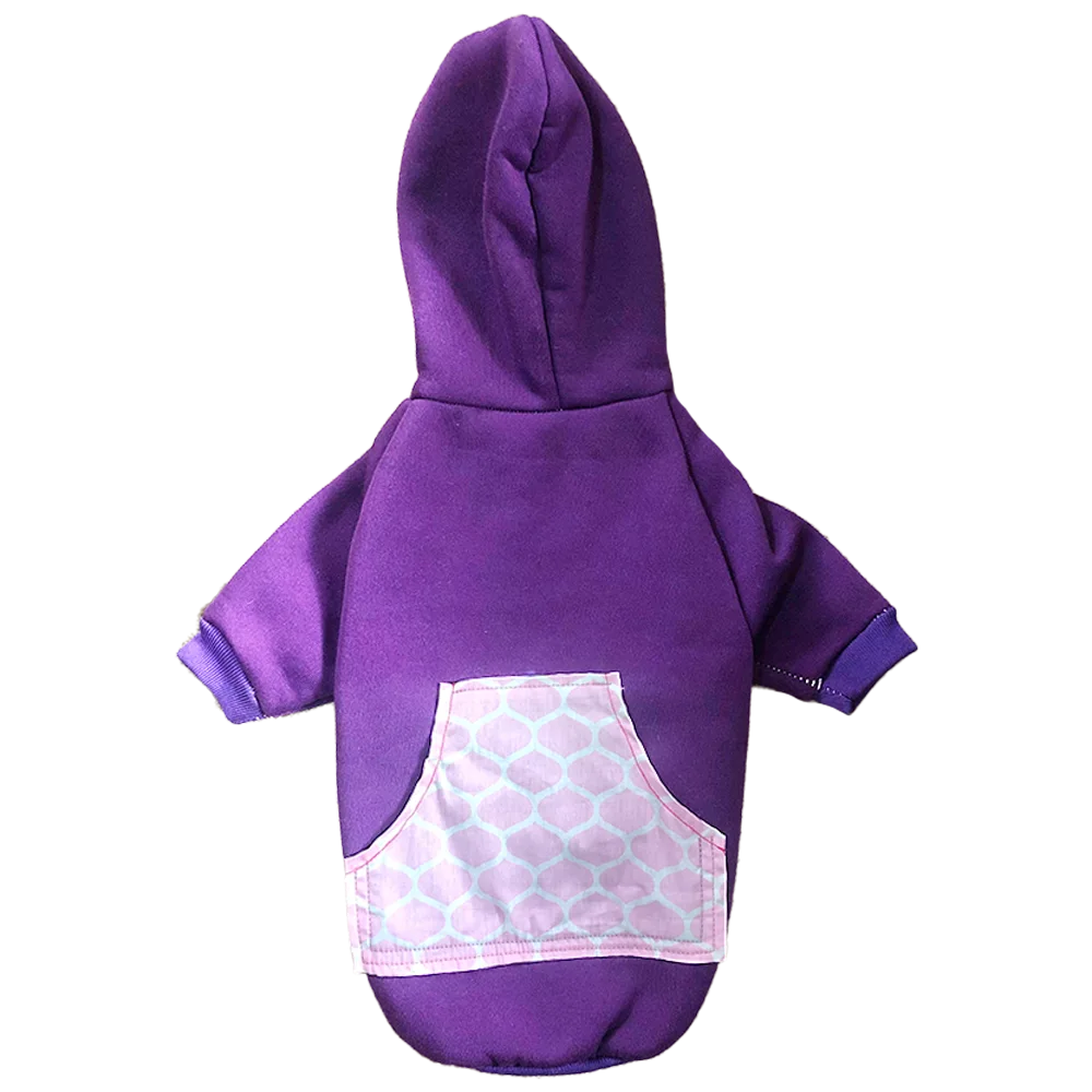 Imagen trasera del buzo morado para perros. Tiene una suerte de bolsillo de tela de un color rosado con detalles blancos