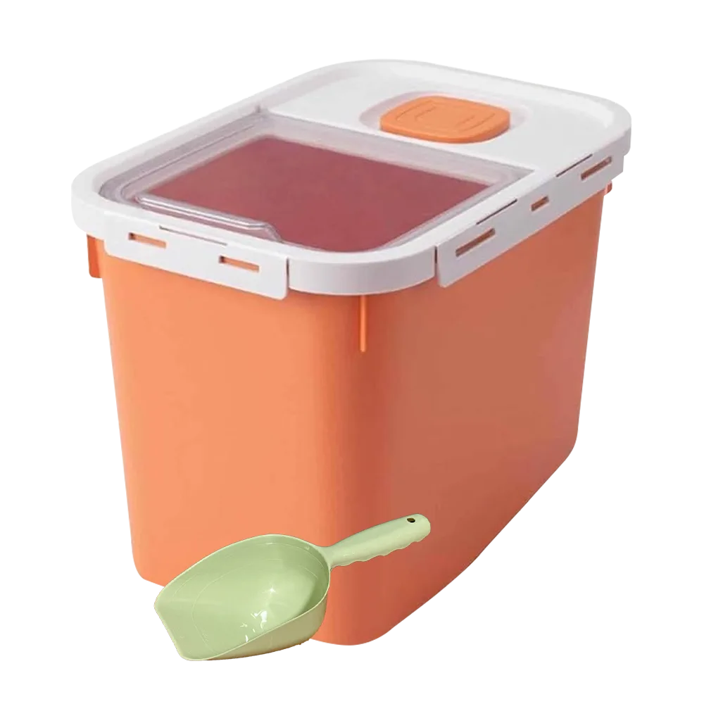 Cubo Contenedor de Croquetas color naranja, tiene una tapa blanca y una puerta de solapa transparente. Viene con una palita color verde limón.