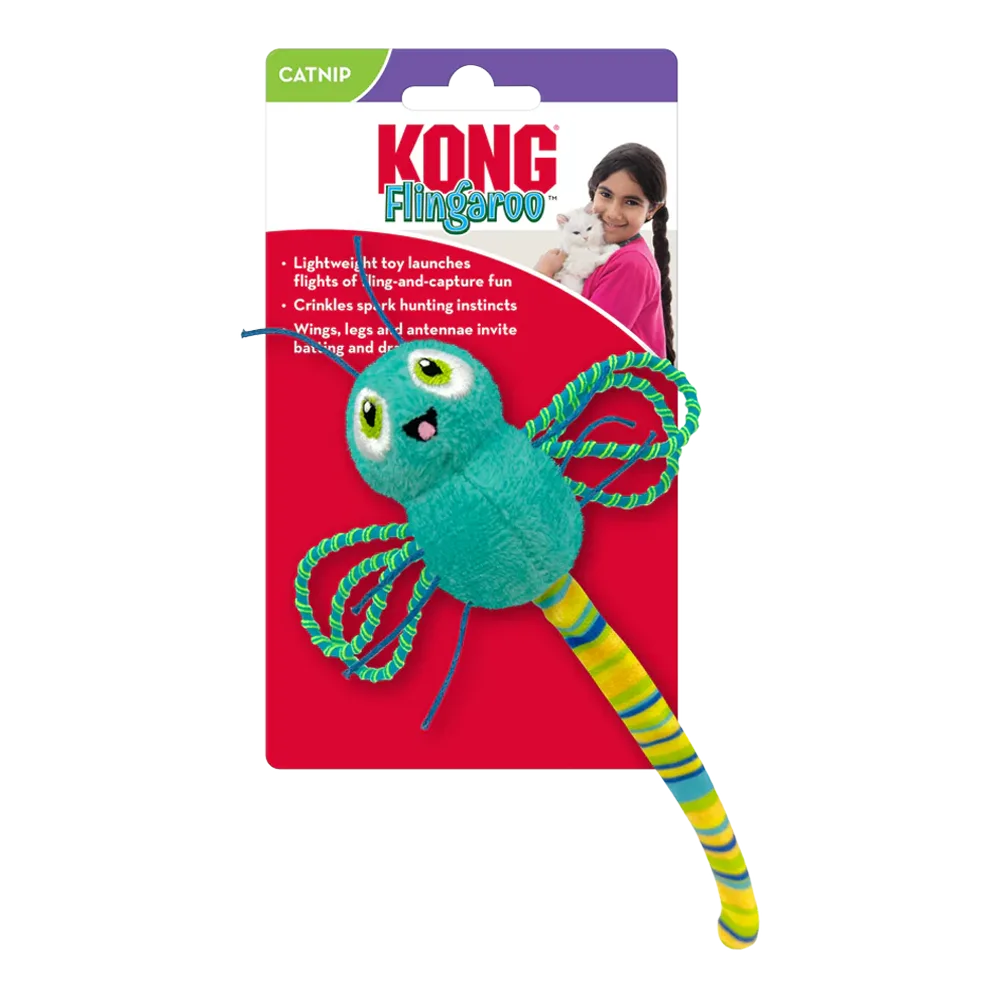 Empaque de cartón color rojo con detalles blancos con el juguete Kong Flingaroo con forma de libélula para gatos, el juguete es de color calipso, tiene alas elásticas tipo ligas, antenas y una colita de color amarillo