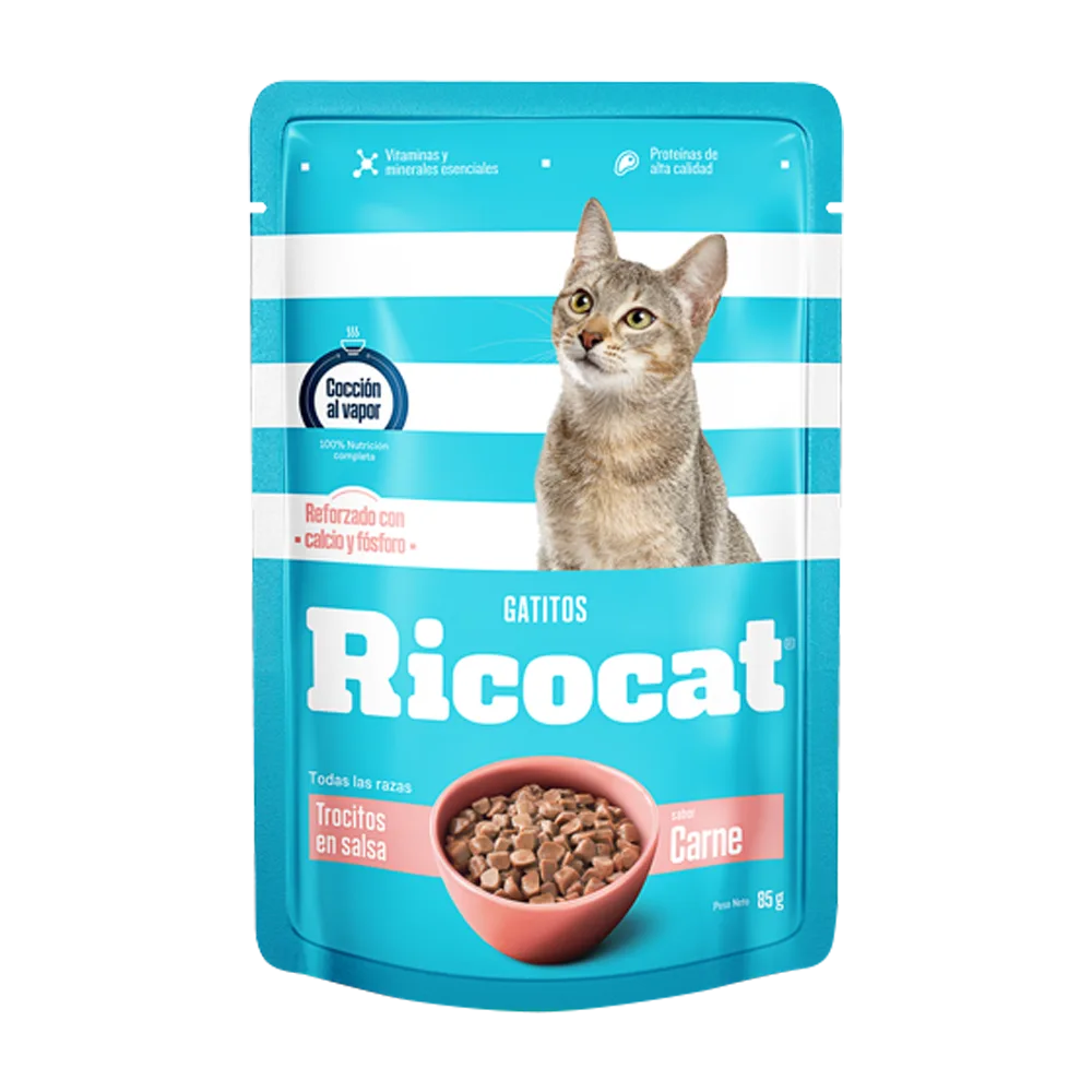 Sobre de alimento húmedo Ricocat Gatito Trocitos de Carne de 85 gramos. Es de color celeste con líneas blancas y tiene un gatito pardo en la portada. 
