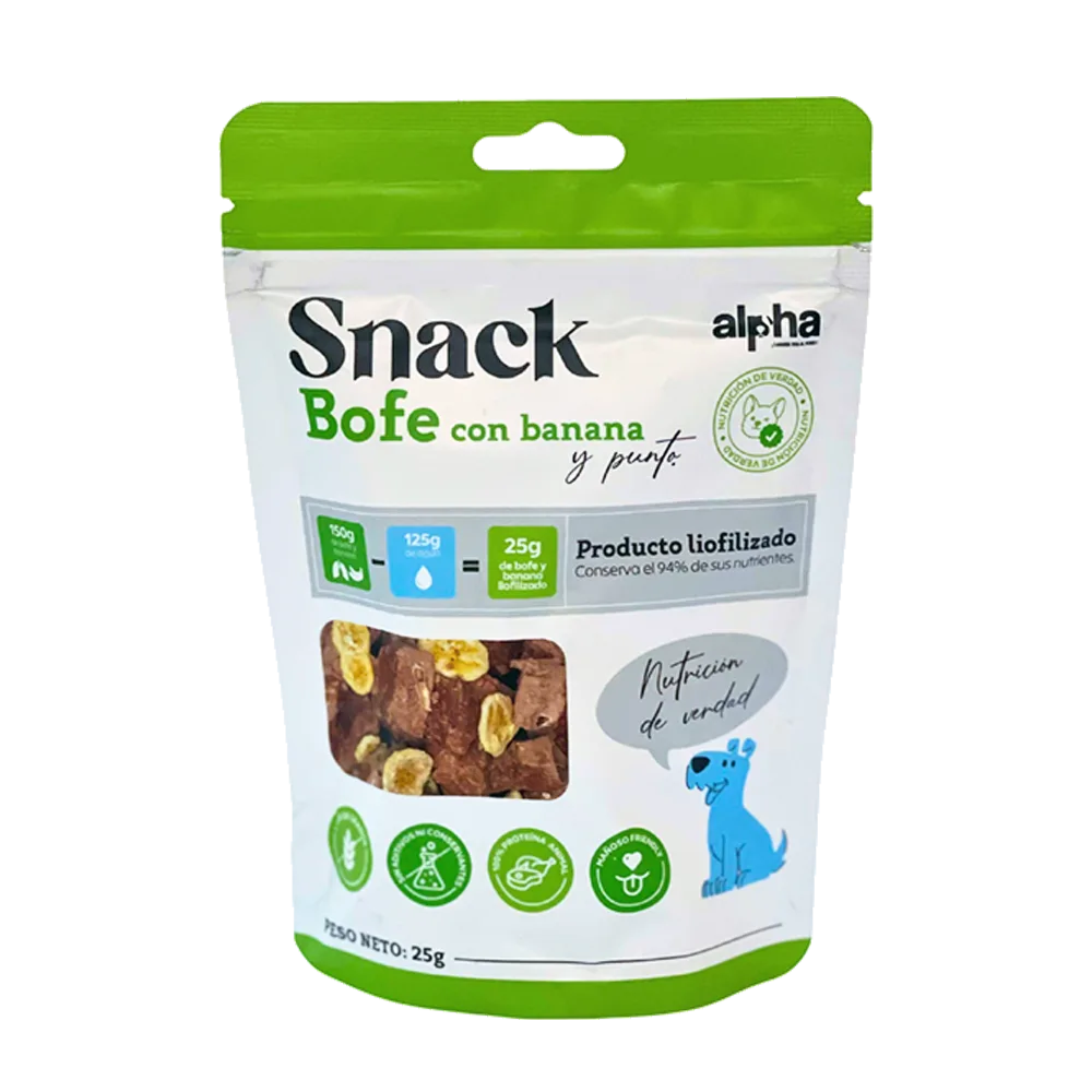 Plato redondo con trozos de bofe y banana liofilizados.