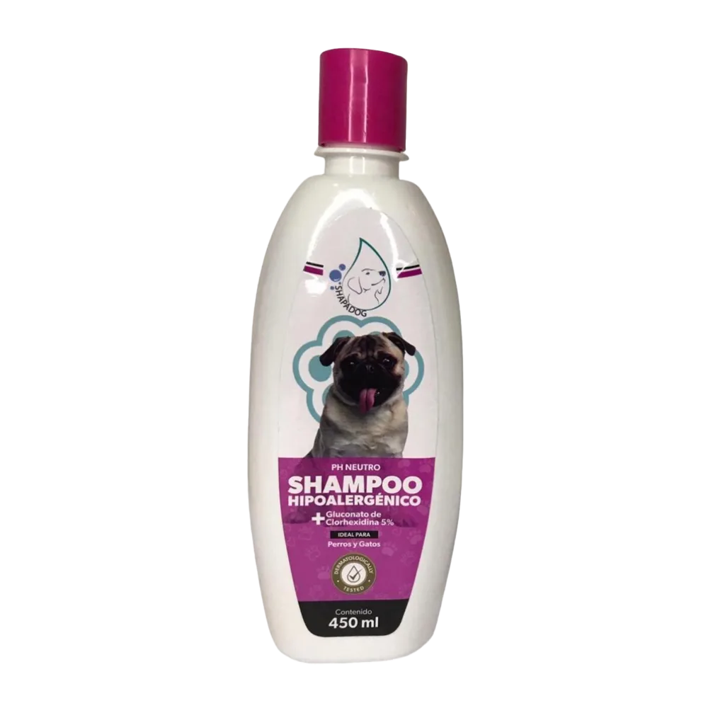 Frasco blanco con detalles rosas en la etiqueta y la tapa rosa. Tiene 450 mL de capacidad. Es el Shampoo Antialérgico con Clorhexidina de la marca Shampadog