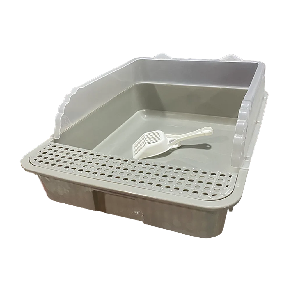 Bandeja Sanitaria Grande Rectangular con Borde de plástico para gatos, es un arenero abierto color gris con bordes traslúcidos alrededor. Tiene una rejilla gris al ingreso del arenero y en su interior hay una pala recolectora color blanco.