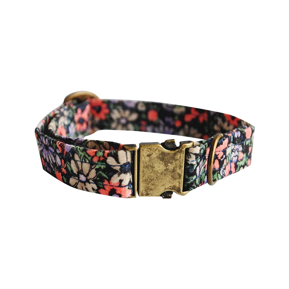 Imagen de Collar Floreado Morado Charlie & Co. Es un collar con hebilla metálica de color morado con flores de colores en talla G