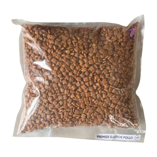 Bolsa azul con detalles blancos y naranjas del alimento Premier Gatitos Pollo, un alimento para gatitos cachorros. La bolsa tiene un gatito cachorro gris en la portada