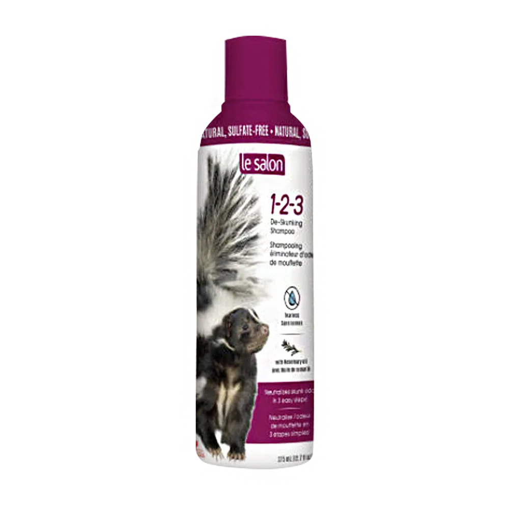 Frasco blanco con detalles color vino y un zorrillo en la portada. Es el Shampoo Anti Zorrillo de la línea Le Salon, es está hecho para quitar olores fuertes del pelaje de perros.