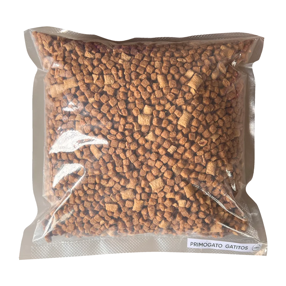 Bolsa de alimento para gatos Primogato Gatitos. Es de color violeta y tiene un plato de alimento para gatos junto con la información nutricional del alimento