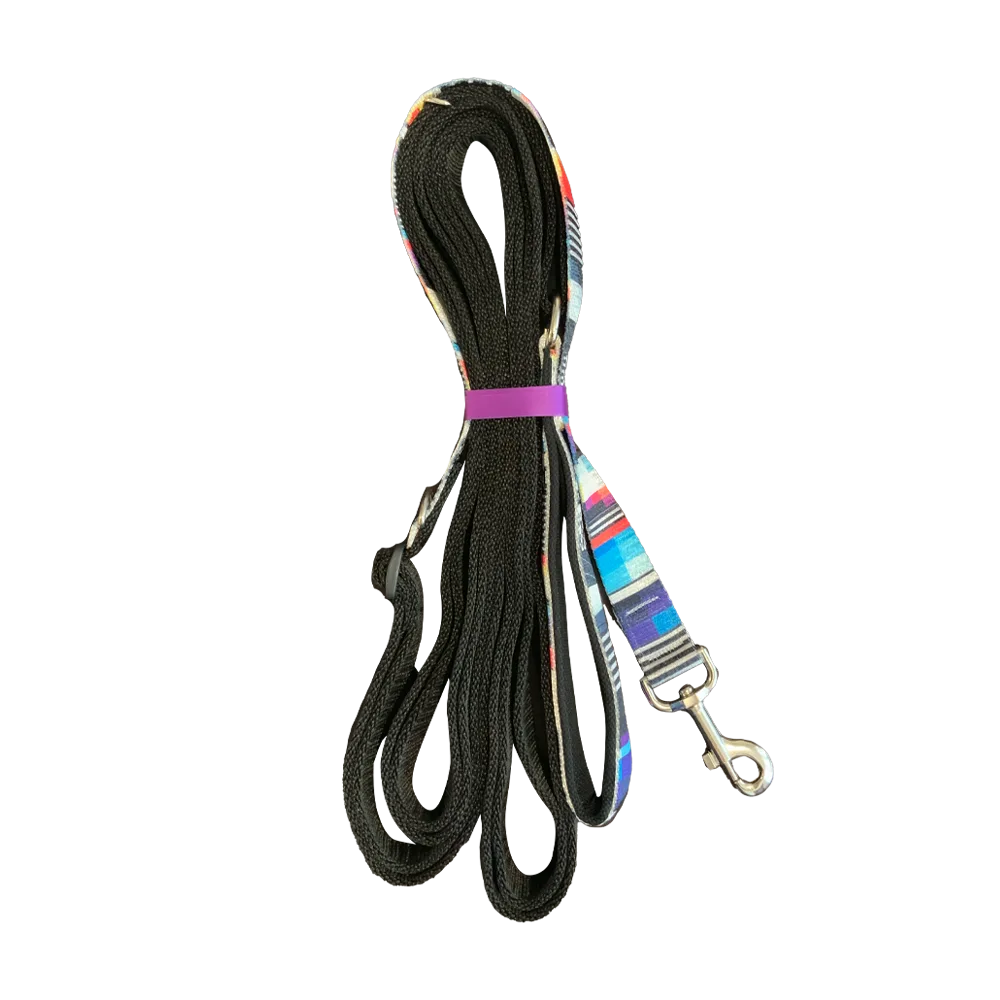 Correa Extensible talla M con estampado geométrico en colores blanco, negro, rojo y magenta llamado Felipe con una correa color negro que se extiende desde los 3 m hasta los 5 m de largo.  