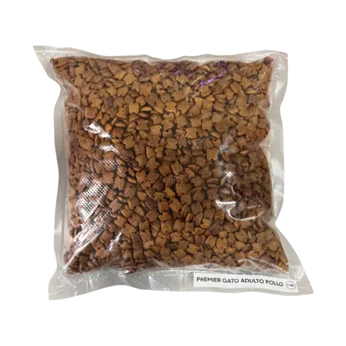 Bolsa azul con detalles blancos y naranjas y un gato naranja en la portada. Es el alimento Premier Gatos Adultos