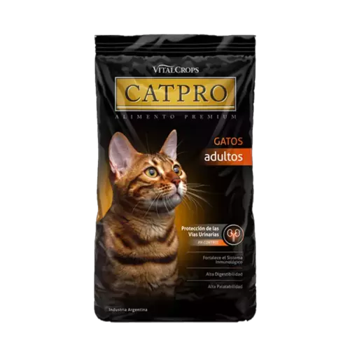 Bolsa de alimento premium Catpro para gatos adultos, con beneficios para las vías urinarias, fortalecimiento del sistema inmunitario y alta digestibilidad. Presenta un gato atento en la etiqueta y señala ser un producto de industria argentina.