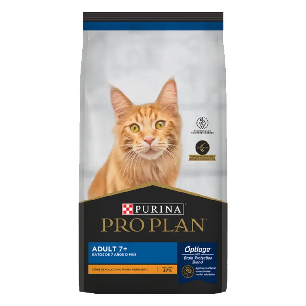 Bolsa negra con detalles azules y un gato anaranjado en la portada de Pro Plan Gato Adulto 7+ un alimento para gatos en etapa adulto mayor de 7 años en adelante