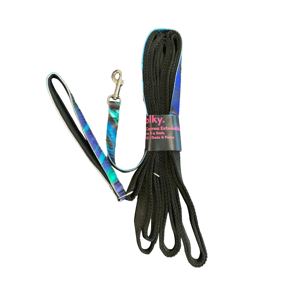 Correa Extensible talla XS con estampado agua marina en colores azules llamado Ramé con una correa color negro que se extiende desde los 3 m hasta los 5 m de largo.  