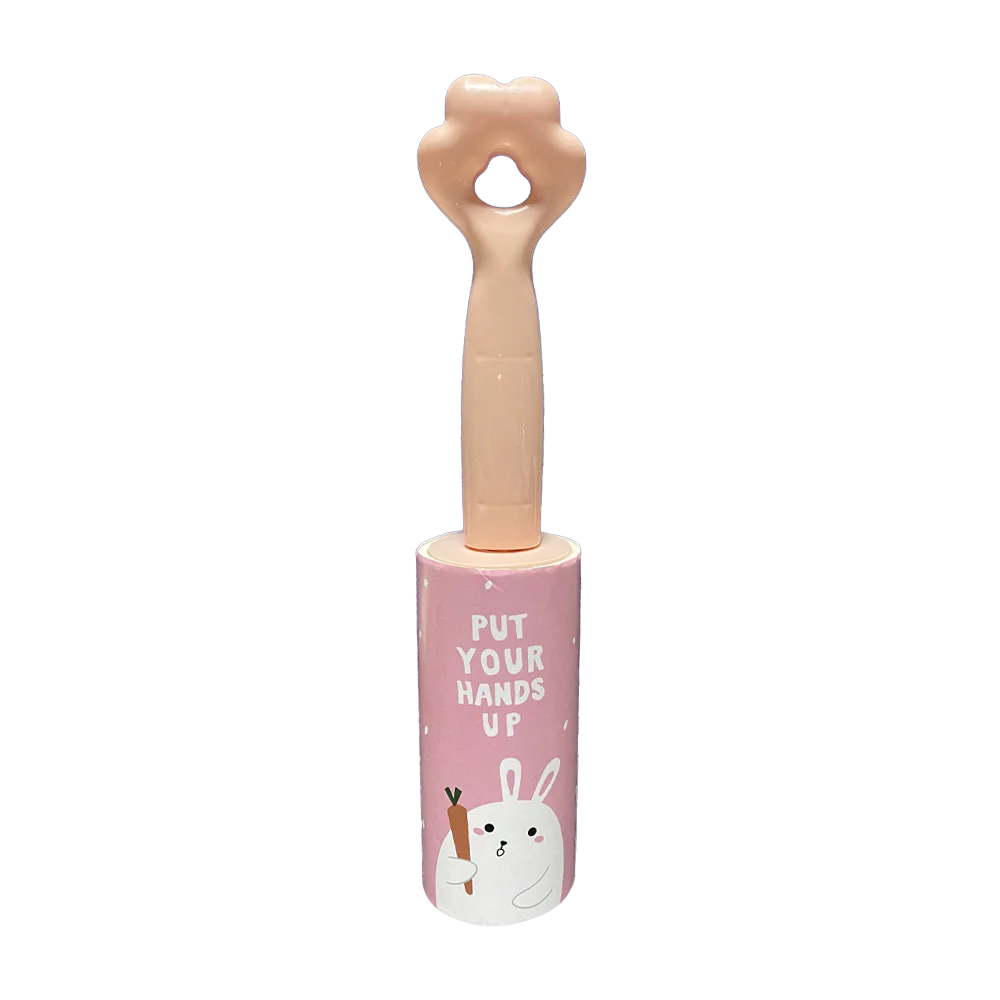 Rodillo Quita Pelusa color rosa, tiene el mango plástico del mismo color y la forma de una patita en la punta.