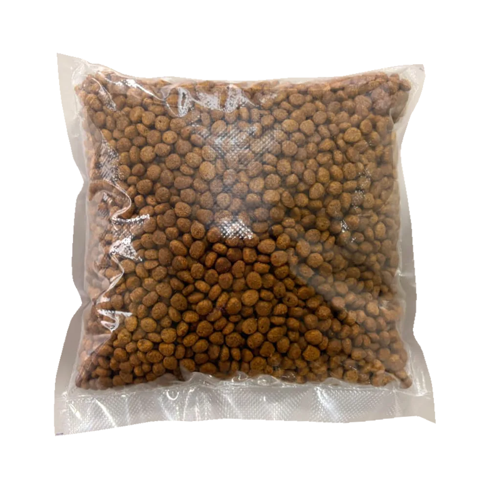 Bolsa negra con detalles naranjas y un gato atigrado recostado en la portada, es el alimento Equilibrio Gato Adulto Salmón Indoor, para gatos de 1 a 7 años