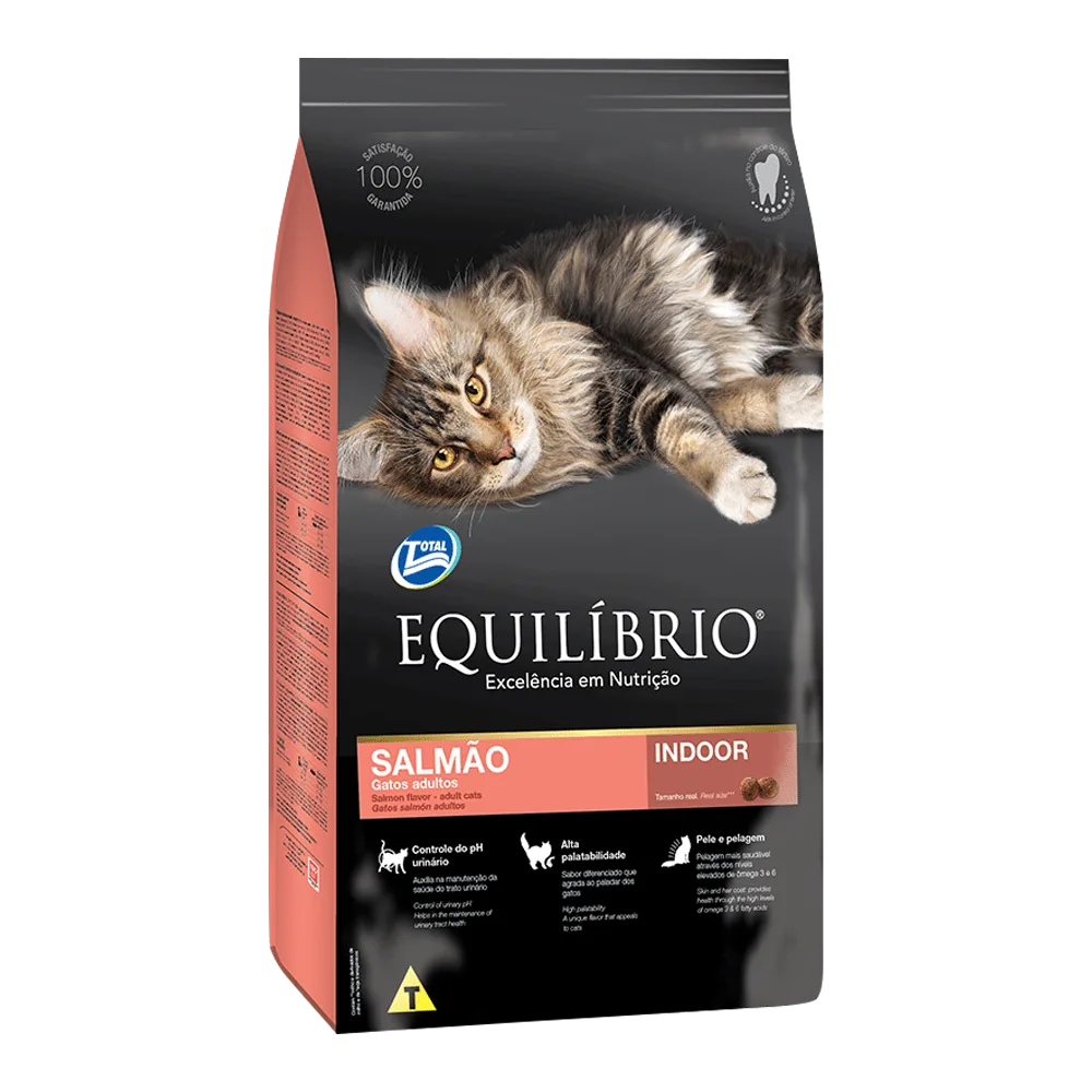 Bolsa negra con detalles naranjas y un gato atigrado recostado en la portada, es el alimento Equilibrio Gato Adulto Salmón Indoor, para gatos de 1 a 7 años