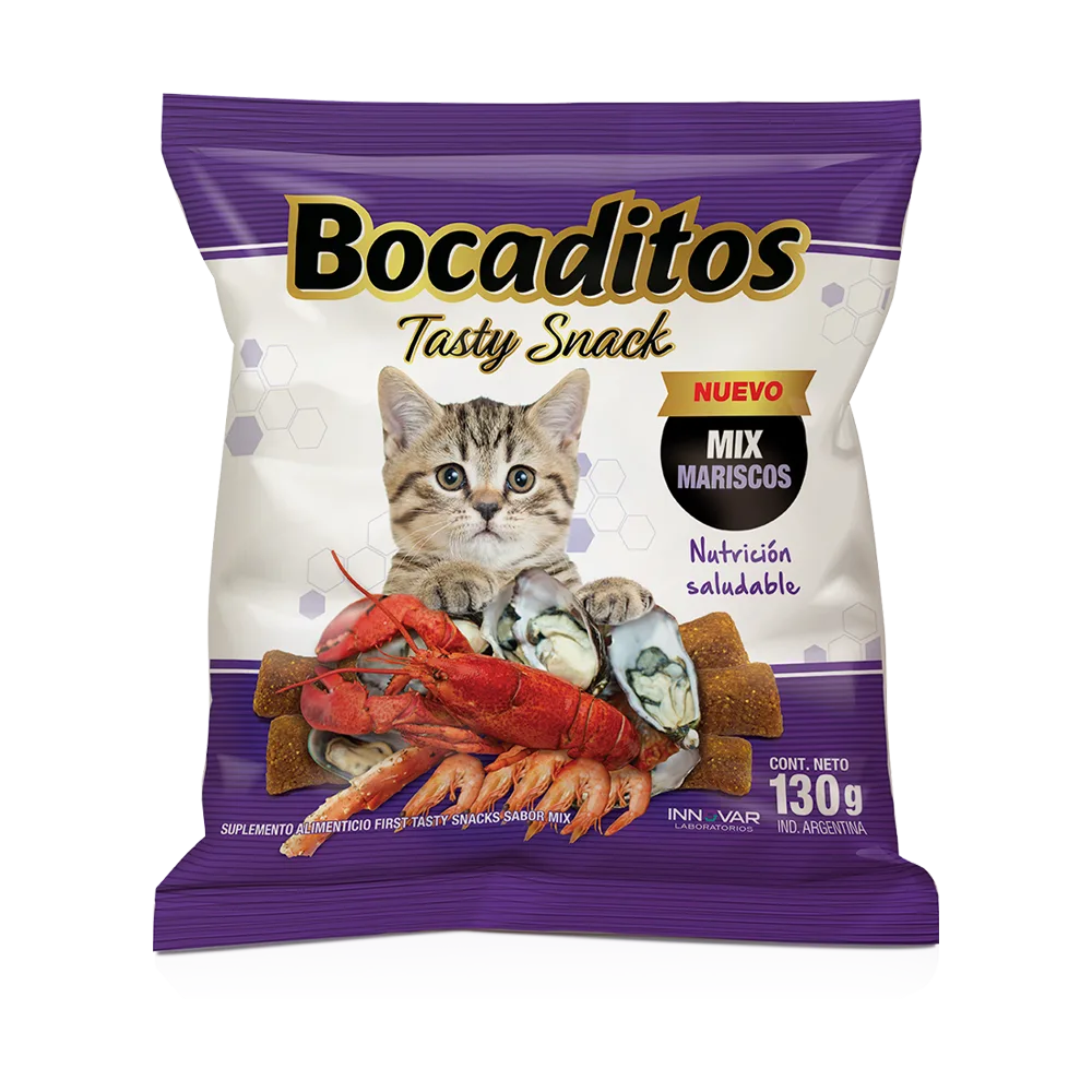 Bolsa color blanco con detalles morados, un gato en la portada acompañado de mariscos de Bocaditos Tasty Snacks para gatos