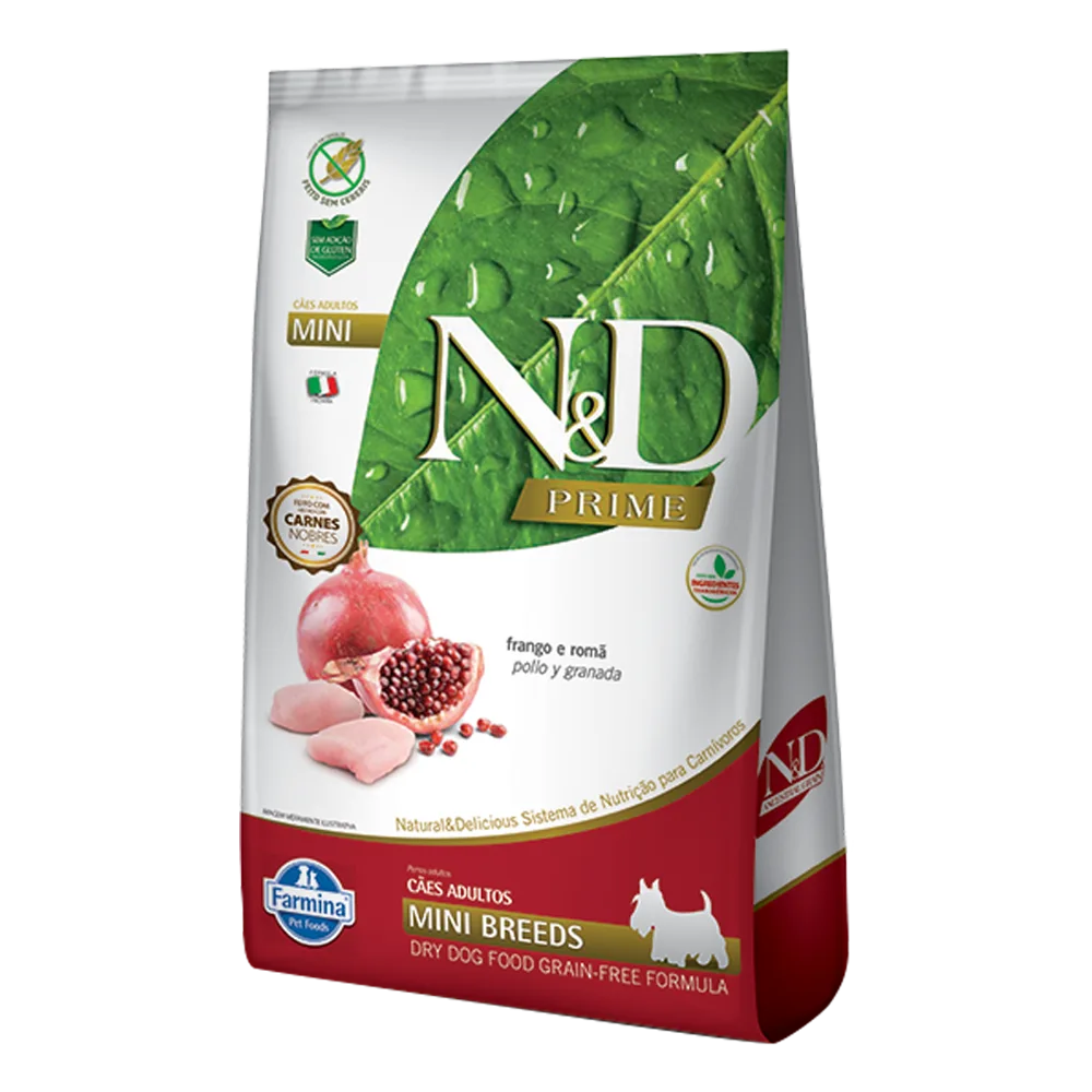 Bolsa blanca con una hoja verde en la esquina superior, una franja color guindo en la parte inferior y la imagen de una granada cortada en el medio de la bolsa. Es el alimento N&D Prime Canine Adulto Mediano, son croquetas para perros adultos de raza mediana y no contienen granos.