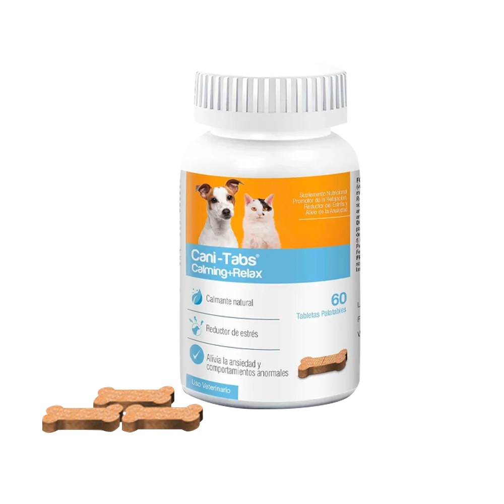 Frasco blanco con una etiqueta naranja y detalles calipso con 3 tabletas masticables a lado de Cani-Tabs Calming + Relax. Un suplemento alimenticio para reducir el estrés y generar calma de manera natural en perros y gatos.