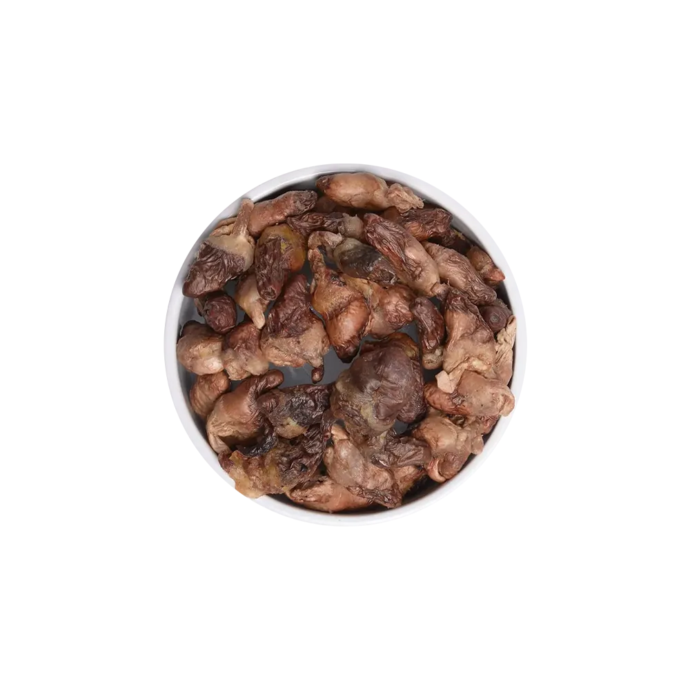 Plato redondo con trozos de corazón de pollo liofilizados.