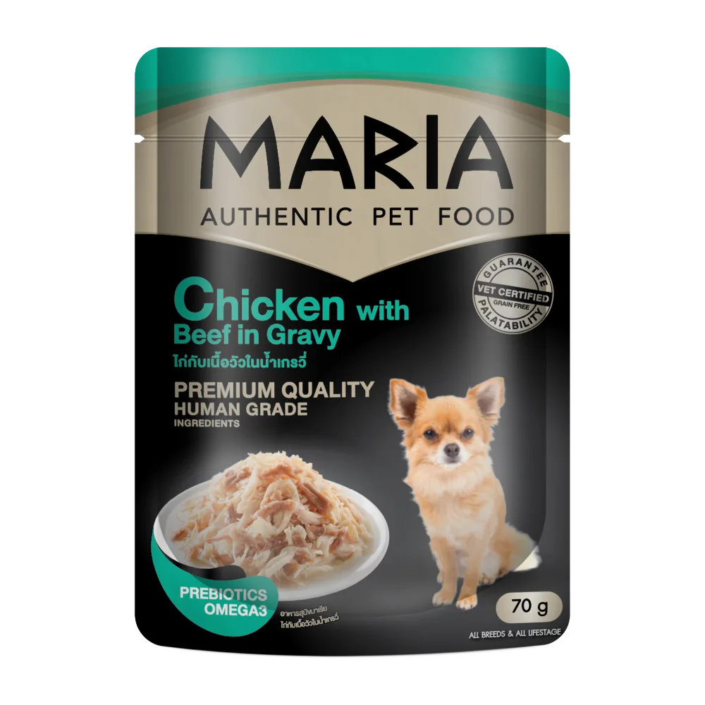 Sobre color negro con detalles verde agua y un perro marrón de raza pequeña en la portada, es el alimento húmedo MARIA Dog Pollo y Carne de Res en Salsa