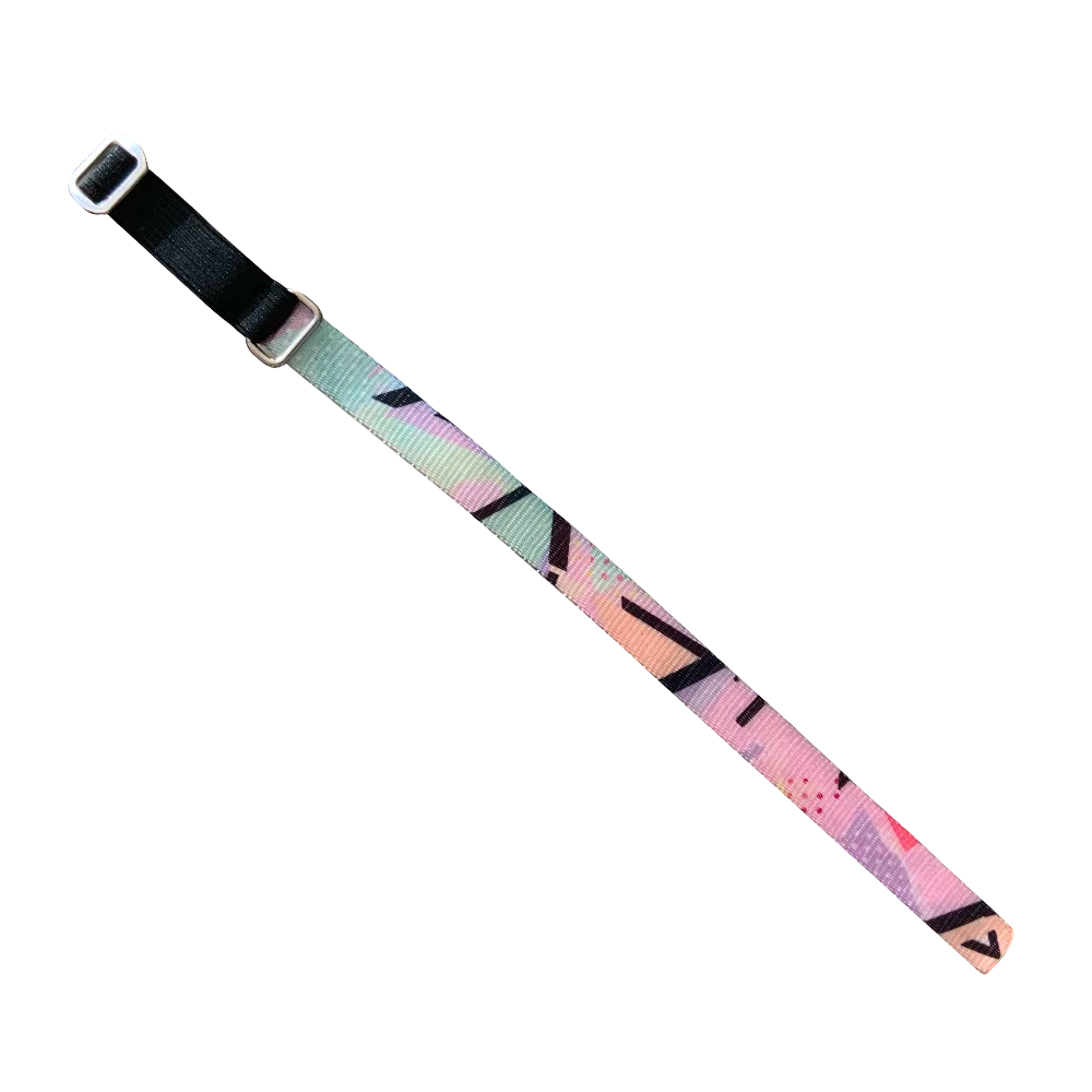 Collar Blky Elástico Para Gatos con un estampado estampado de formas geométricas en colores pasteles y con un pasador y un aro de metal para colgar una placa identificativa.