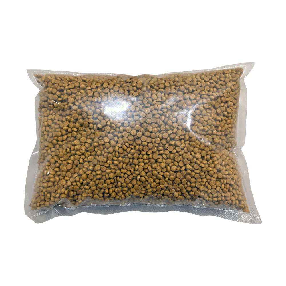 Empaque transparente conteniendo 1 kg de croquetas pequeñas color marrón del alimento GoldeN Gatitos Pollo para gatitos luego del destete