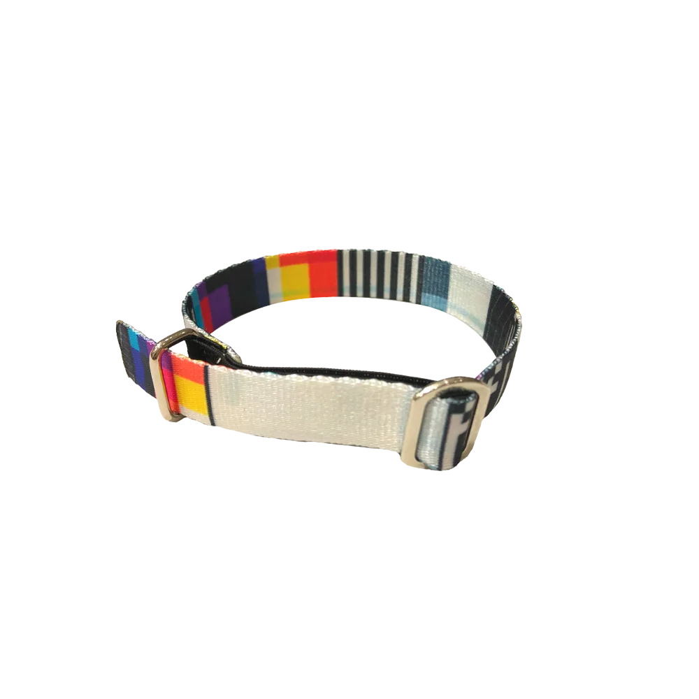 Collar Blky Elástico Para Gatos con un estampado geométrico con detalles blancos, negros y rojos y con un pasador y un aro de metal para colgar una placa identificativa.