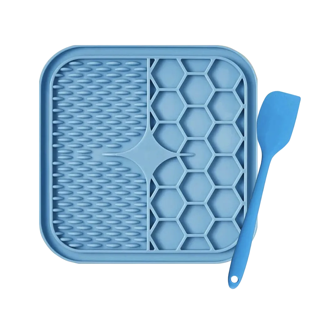 Plato de silicona para perros Lick Mat Cuadrado, es color azul y viene con una paleta para untar los alimentos. Este plato tiene una superficie texturada para fomentar el lamido que ayuda a reducir el estrés.