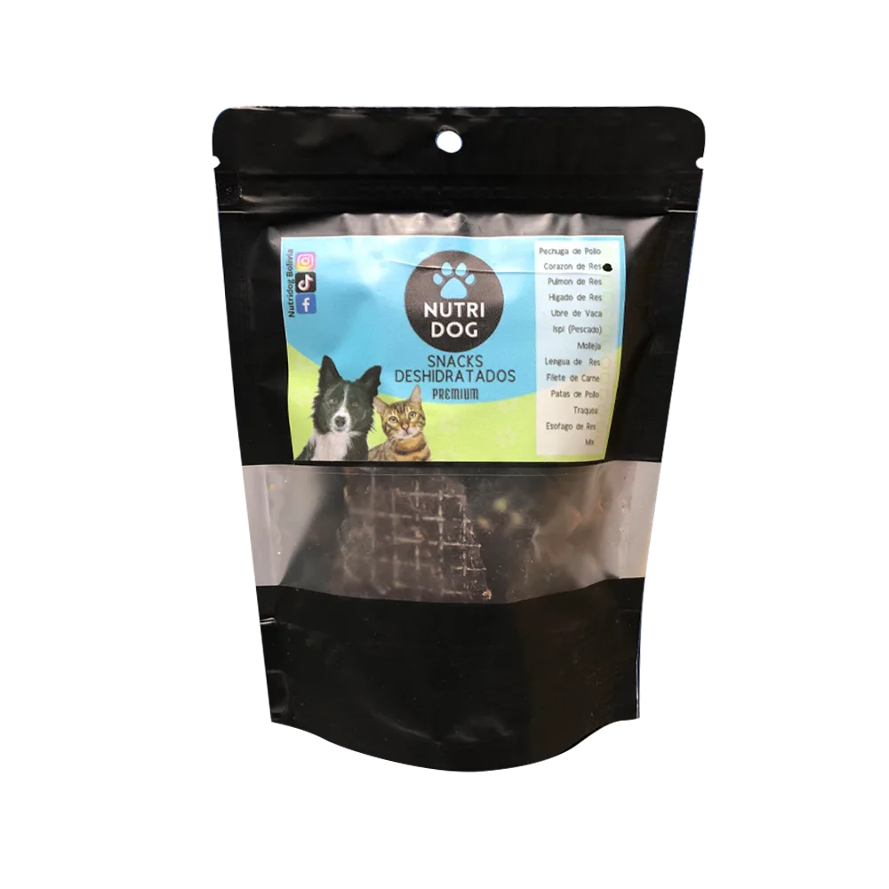 Empaque negro ziplog con etiqueta celeste de snacks para perros de la marca Nutridog, es un snack natural de corazón de res deshidratado