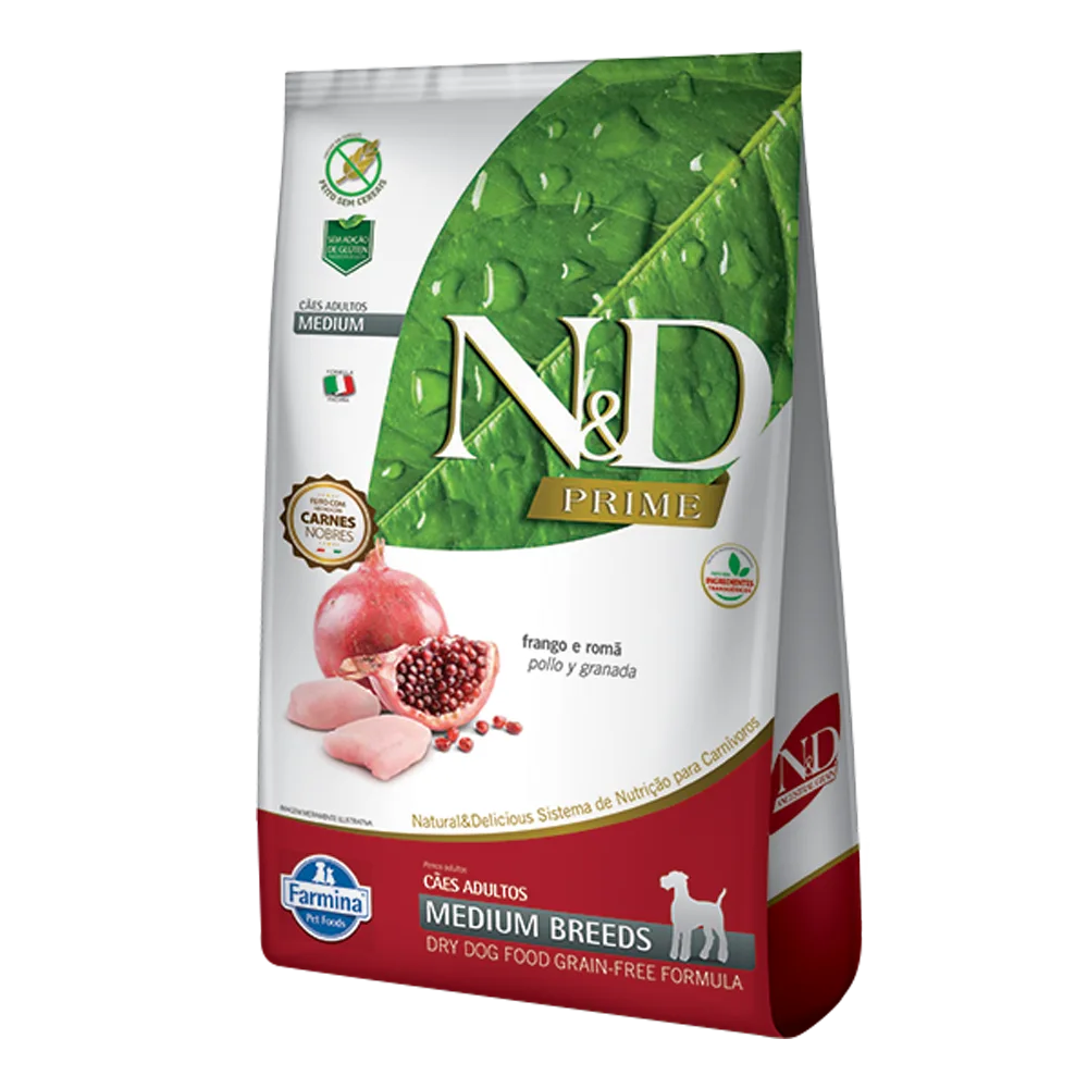 Bolsa blanca con una hoja verde en la esquina superior, una franja color guindo en la parte inferior y la imagen de una granada cortada en el medio de la bolsa. Es el alimento N&D Prime Canine Adulto Mediano, son croquetas para perros adultos de raza mediana y no contienen granos.