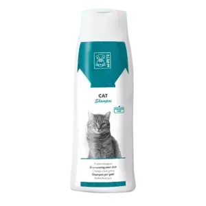 Botella de shampoo para gatos de la marca M-Pets. Es de color blanco con detalles verdes y tiene la imagen de un gato gris al centro