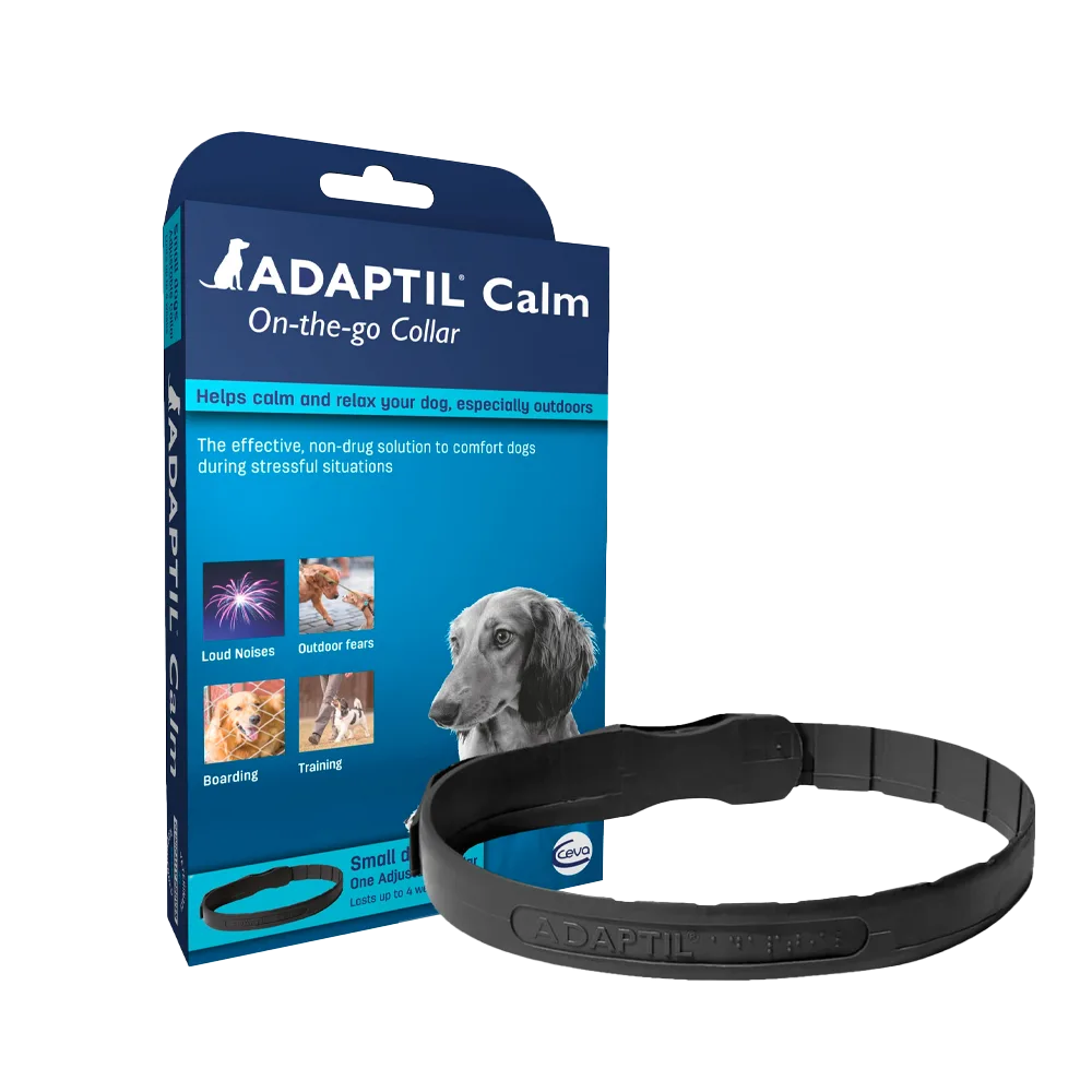 Empaque color celeste y detalles azules y un collar color negro de talla S/M a lado de la caja. Es el Collar Adaptil Calm, un collar que para ayudar a tu mascota a tranquilizarse en situaciones de estrés.