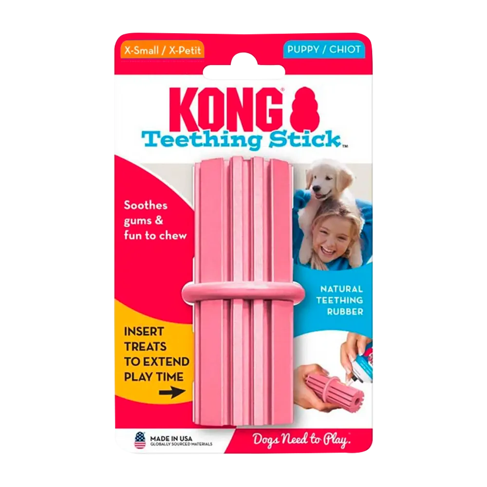 Empaque original color rojo con detalles blancos del juguete Kong Cachorro Teething Stick en color rosado en talla S. Es un juguete para apoyar la etapa de dentición de los cachorros.