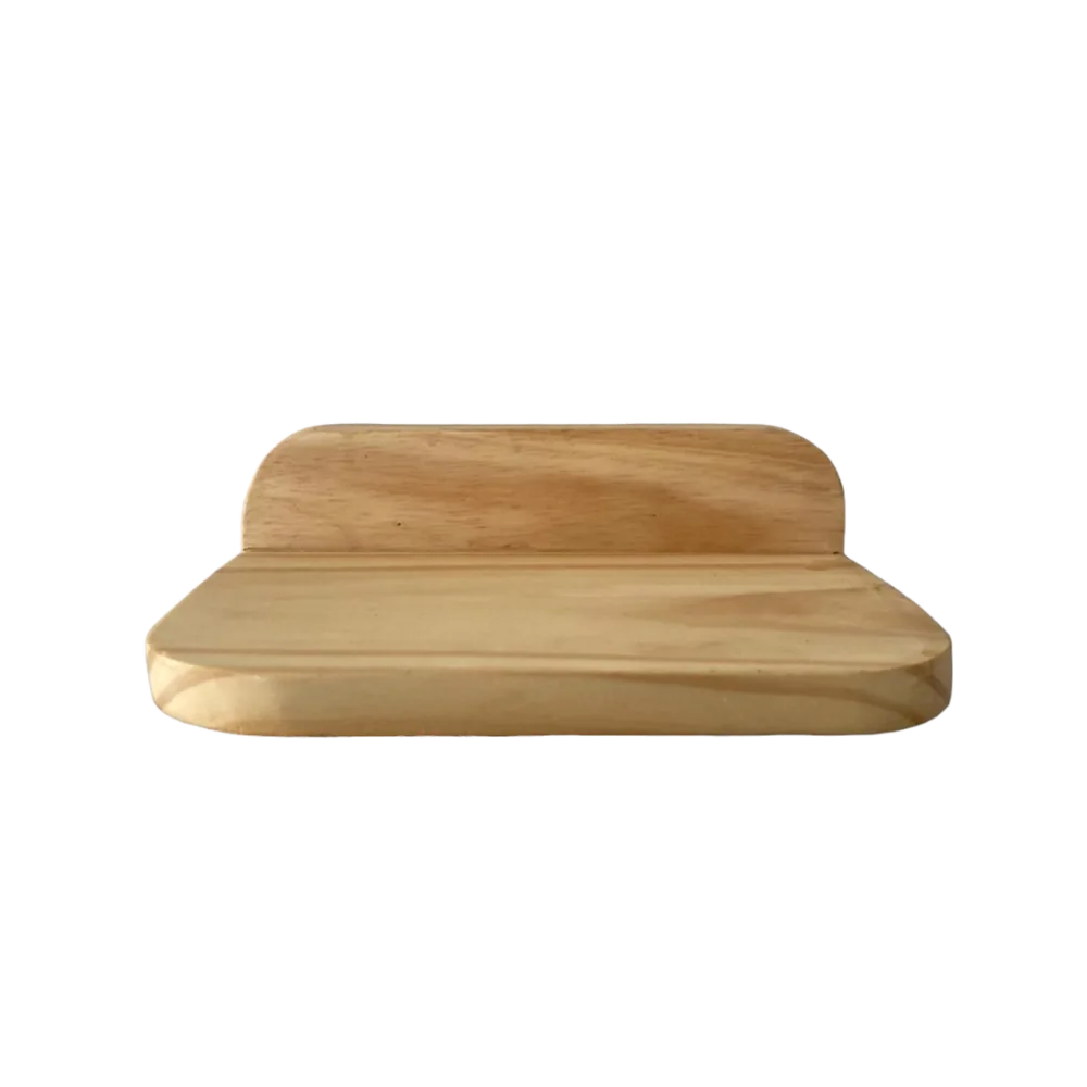 Escalador Eiko de madera natural, es una pequeña repisa para empotrar en la pared que funciona como escalador para gatos. 