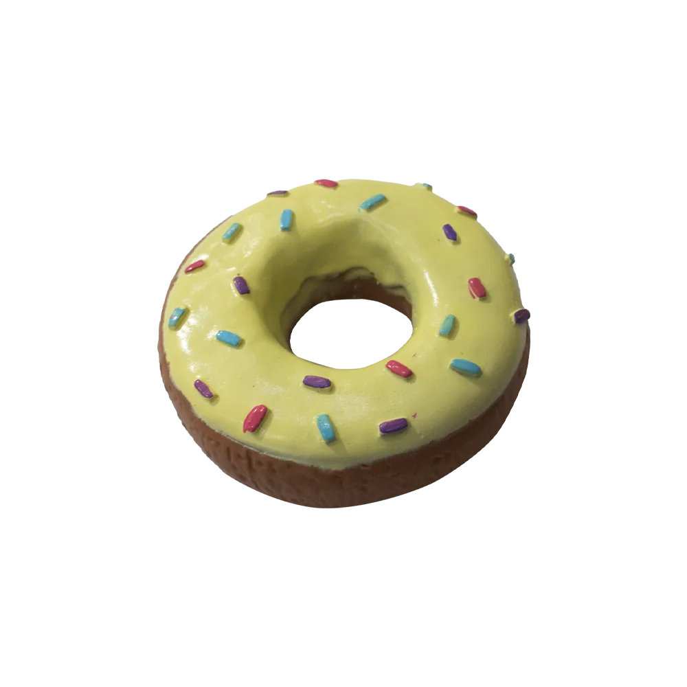 Juguete para perros con forma de Dona de Vinilo color marrón con un glaceado color amarillo y chispitas de colores.