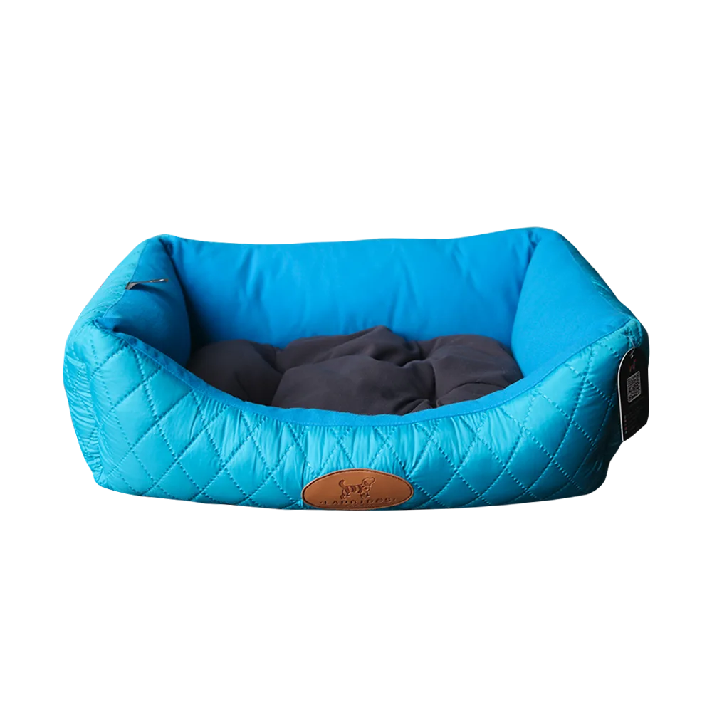 Imagen de Cama Rectangular Talla S color calipso, tiene un colchón removible color gris.