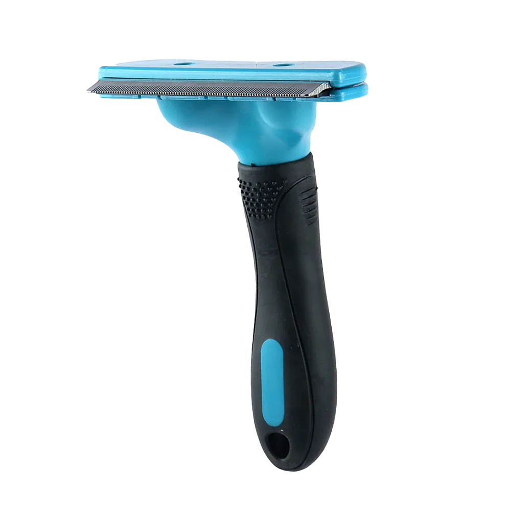 Cepillo Stylus de M-Pets, es una cepillo con una fila recta dientes tupidos de acero inoxidable, tiene un mango plástico ergonómico de color negro y calipso. Es para remover el pelo muerto del pelaje de perros y gatos.