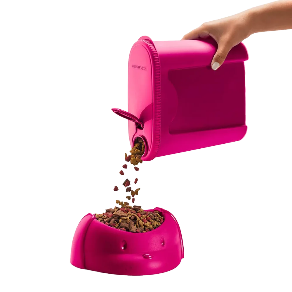Imagen de Dispensador de Ración para almacenar croquetas de perro y gato en color rosado vertiendo croquetas color marrón en un plato rosado