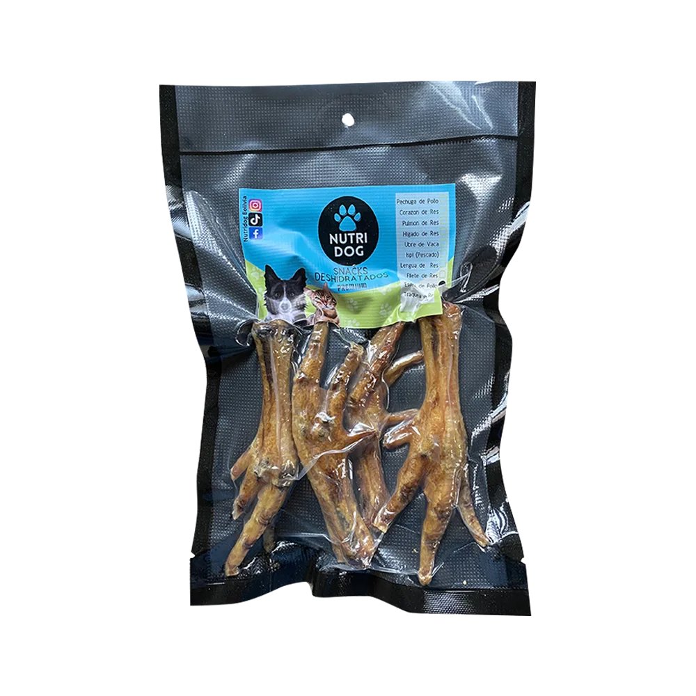 Empaque al vacío de Patas de Pollo Deshidratadas, son un snack natural para perros, el empaque es plástico y de fondo negro con una etiqueta celeste