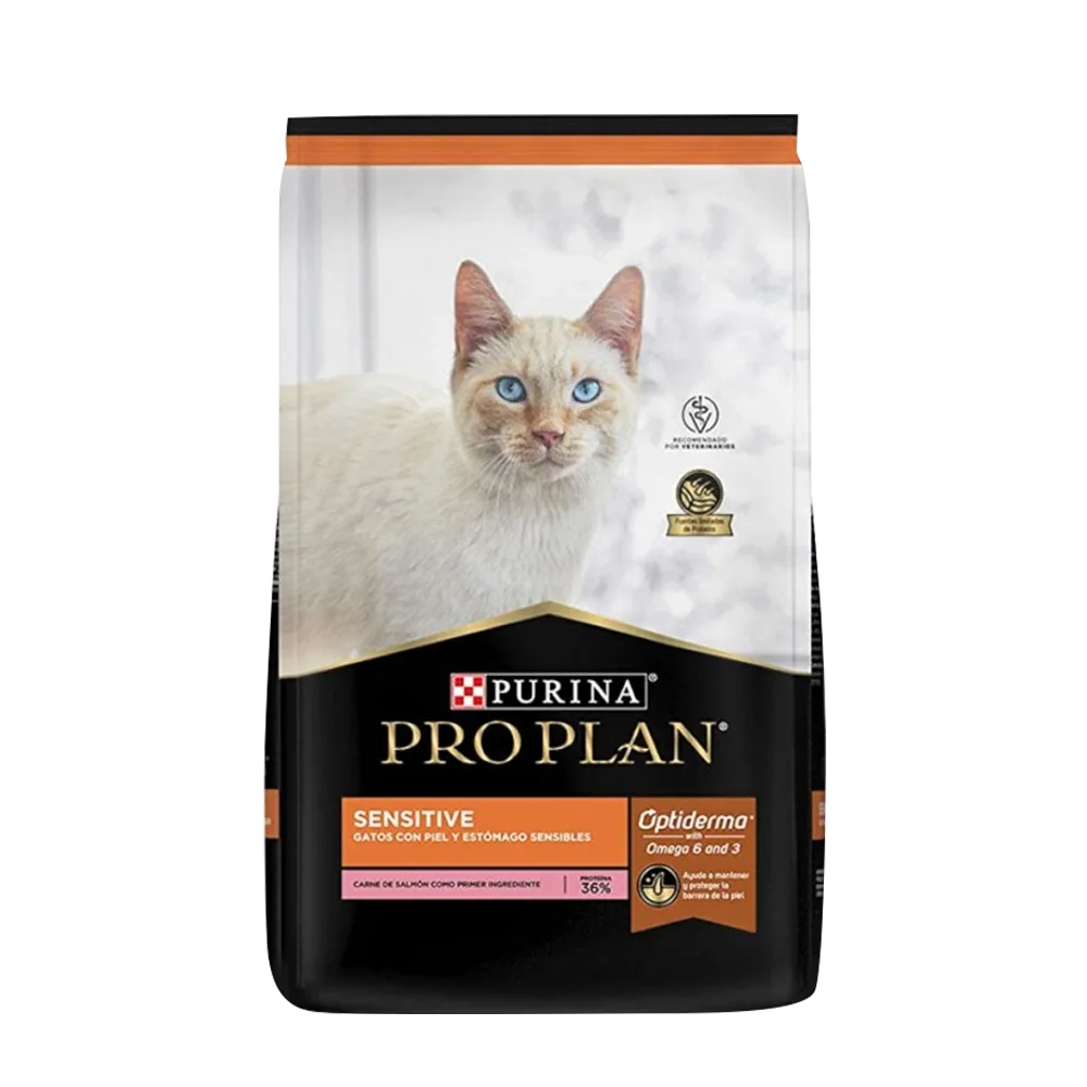 Bolsa negra con detalles naranjas y un gato blanco en la portada de Pro Plan Gato Sensitive, un alimento para gatos con sensibilidades alimentarias