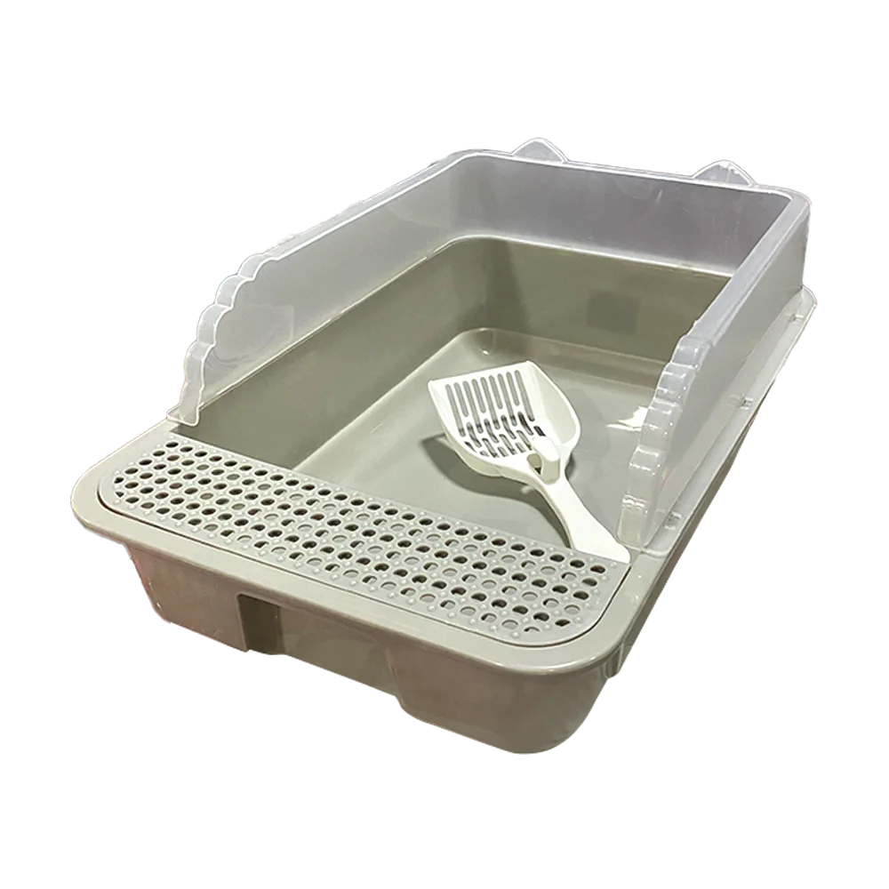 Bandeja Sanitaria Mediana Rectangular con Borde de plástico para gatos, es un arenero abierto color gris con bordes traslúcidos alrededor. Tiene una rejilla gris al ingreso del arenero y en su interior hay una pala recolectora color blanco.