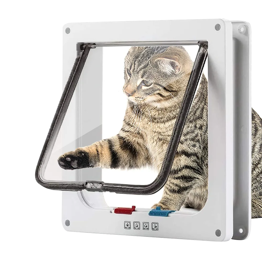 Imagen de un gato atigrado abriendo una Puerta Para Gatos cuadrada, esta puerta de vaivén para gatos es de marco blanco y la puerta transparente de material acrílico. Se empotra en las puertas para permitir el acceso a los gatos.