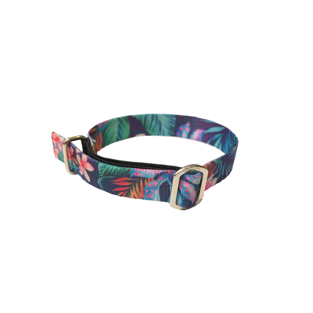 Collar Blky Elástico Para Gatos con un estampado floreado con detalles rosados y azules y con un pasador y un aro de metal para colgar una placa identificativa.