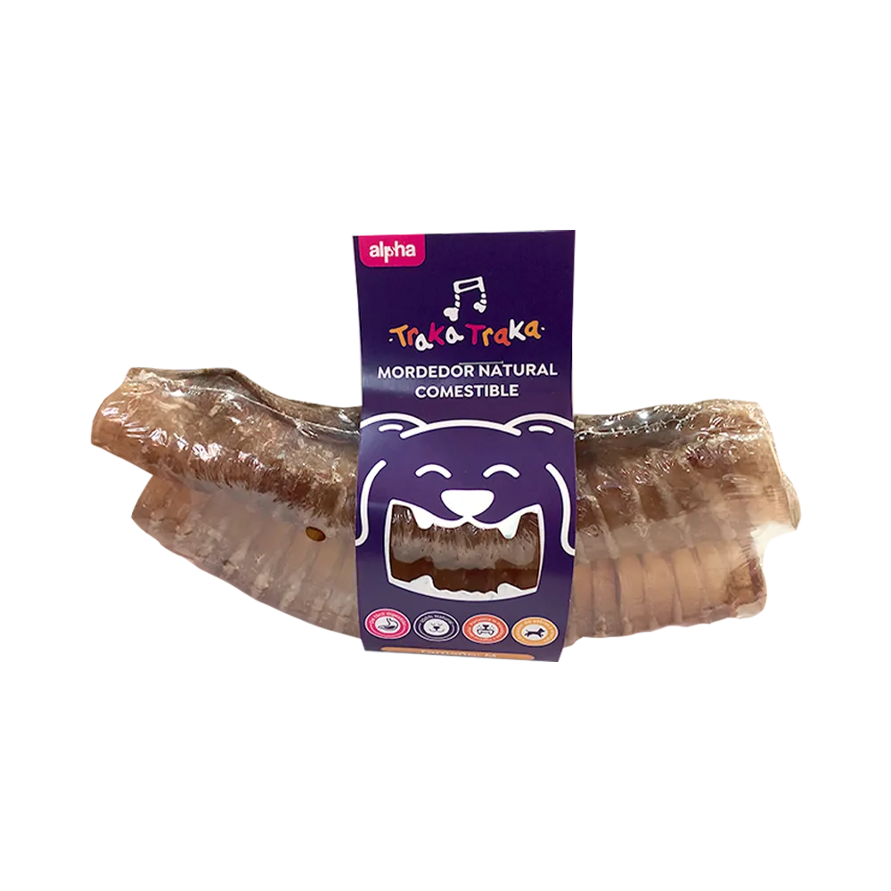 Imagen de 2 traqueas de res deshidratadas envasadas al vacío, son talla grande y tienen una etiqueta azul con detalles fuccias. Es el producto Traquea de Res Deshidratada Alpha Canino para perros grandes.