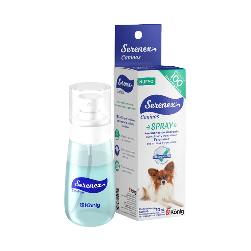 Frasco transparente pulverizador a lado de caja de cartón, ambos con detalles blancos y azules. Es el producto Serenex Perros Spray, feromonas para perros.