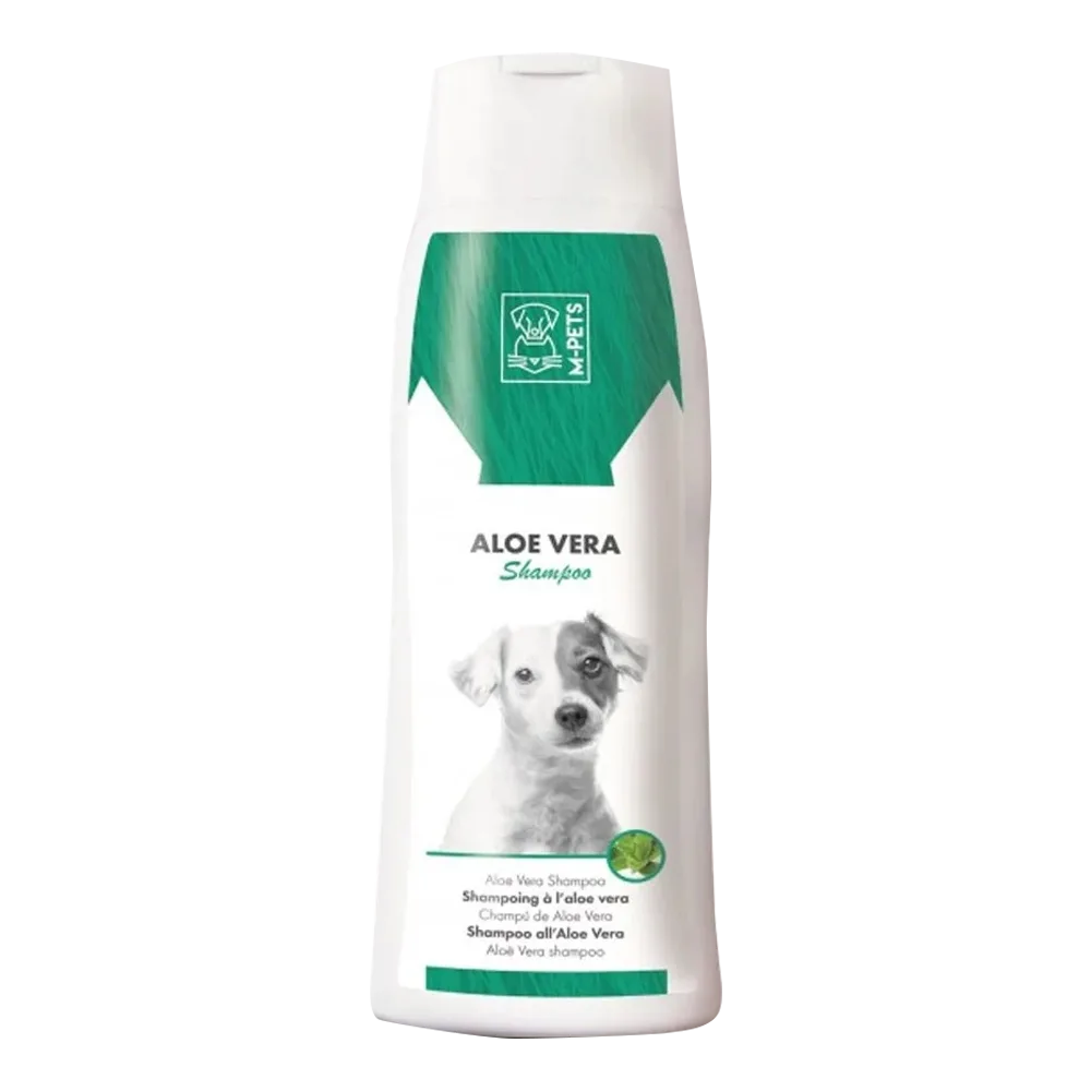 Frasco blanco con detalles verde oscuro de Shampoo con Aloe Vera de M-Pets para perros. Un shampoo con propiedades antiinflamatorias y antibacterianas.