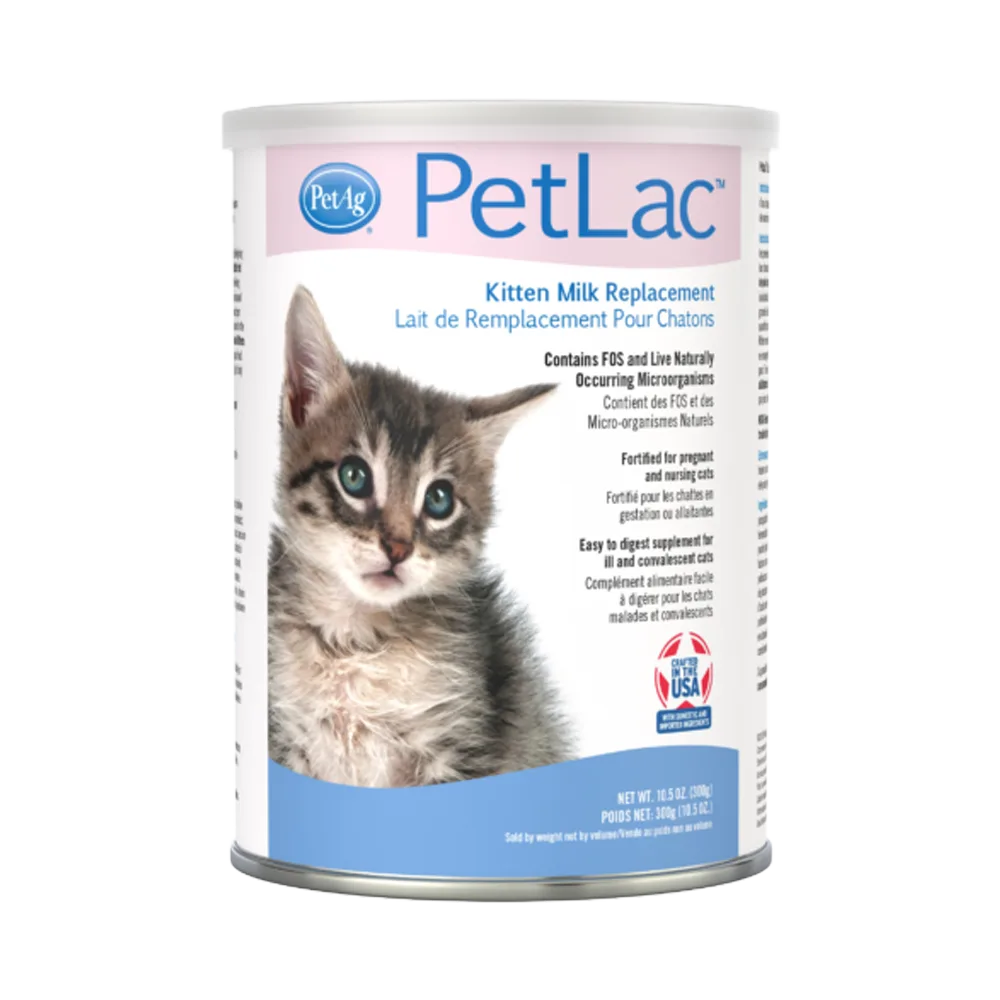 Bote de metal color blanco con detalles celestes y rosas y un gatito con manchas marrones de leche en polvo PetLac para gatitos bebé